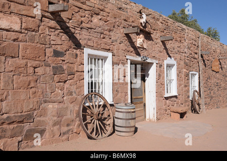 Vue extérieure de l'entrée principale à l'Hubbell Trading Post à Ganado, Arizona avec une roue de chariot porte et fenêtres Banque D'Images