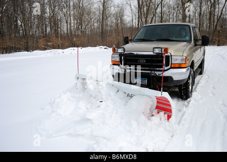 Ploughing neige avec un pick-up Banque D'Images