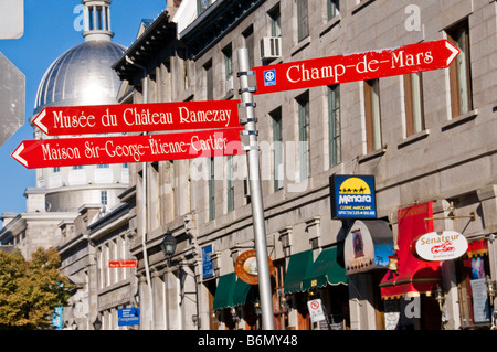 Langue des Signes Française avec indications de la rue Place Jacques Cartier dans le vieux Montréal Québec Canada Banque D'Images