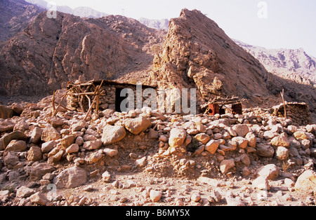 Cabane en pierre abandonnée par la voie côte dans la montagne de Musandam, probablement un des éleveurs de chèvres ou refuge refuge des travailleurs de la route. L'Oman. Banque D'Images