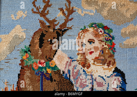 Jeune femme et le cerf, 1950 broderie fait main, Russie Banque D'Images