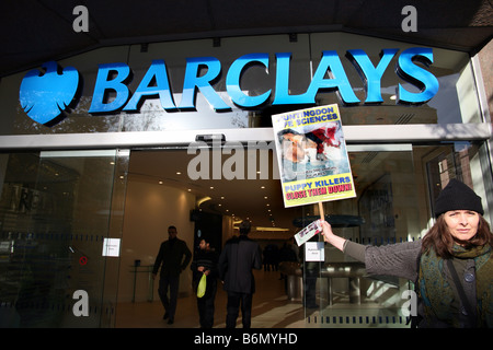 Les droits des animaux à l'extérieur de la direction générale des manifestants, la Barclays Bank qui est liée à Huntingdon Life Sciences Banque D'Images