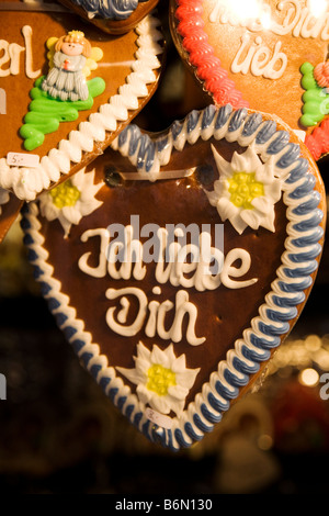 Coeurs faits de gingerbread (Lebkuechen) sont vendus à un marché de Noël à Munich, Allemagne. Banque D'Images