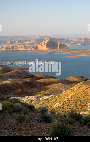 La fin de l'après-midi la lumière sur la Wahweap Marina, le Lac Powell, Glen Canyon National Zone de Loisirs Banque D'Images