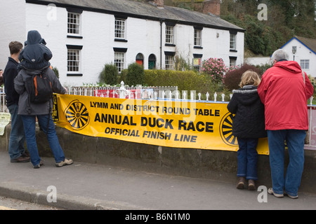 Inscrivez-vous pour la course de canards en Lymm, Cheshire Banque D'Images