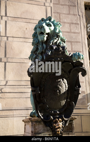 L'un lions à l'extérieur de la Residenz à Odeonsplatz, Munich, Allemagne. Les gens toucher le nez du lion (ci-dessous) et que vous souhaitez pour la chance. Banque D'Images