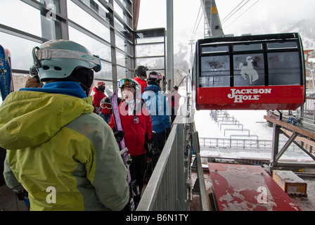 Attendre que les gens à la base voiture de tramway, téléphérique de Jackson Hole Jackson Hole Mountain Resort, Jackson, Wyoming. Banque D'Images