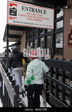 Visiteurs en tête l'entrée de tramway Aerial Tram , Jackson Hole Jackson Hole Mountain Resort, Jackson, Wyoming. Banque D'Images