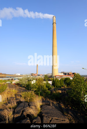 Le superstack à Sudbury, Ontario, Canada. C'est le plus grand des mondes et la cheminée a été faite dans un coulage continu Banque D'Images