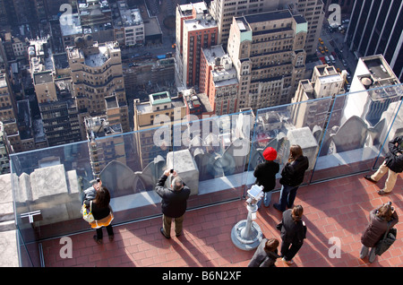 Les touristes de prendre des photos, Top of the Rock Observation Deck, 30 Rockefeller Center, Manhattan, New York City, USA Banque D'Images