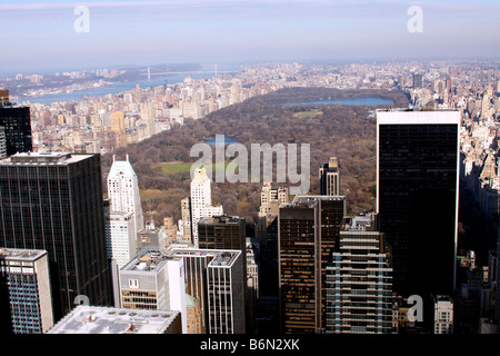 Vue en direction nord depuis le sommet de la roche du 30 Rockefeller Center, New York City Banque D'Images