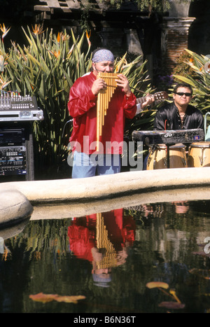 L'homme en costume traditionnel joue flûte de pan à la mission de San Juan Capistrano, Californie Banque D'Images