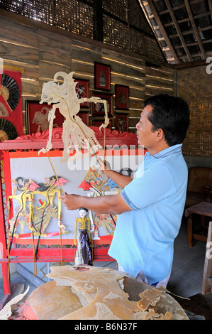 Personnes détenant un javanais wayang kulit de Yogyakarta, Indonésie Banque D'Images