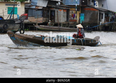 Femme en sampan, Cai Be, Delta du Mekong, Vietnam Banque D'Images