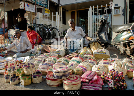 Un homme vend des paniers en feuille de palmier, MYLAPORE, CHENNAI Banque D'Images