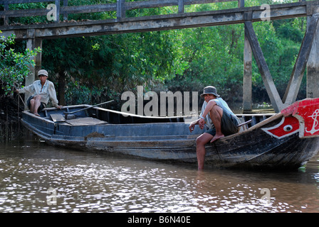 Deux pêcheurs dans un sampan, Binh, Delta du Mékong Vietnam Banque D'Images