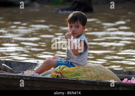 Jeune vietnamien en Sampan, Delta du Mékong Vietnam Banque D'Images