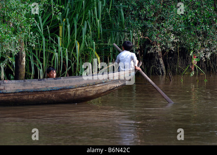 Vietnamien en sampan, Delta du Mekong, Vietnam Banque D'Images