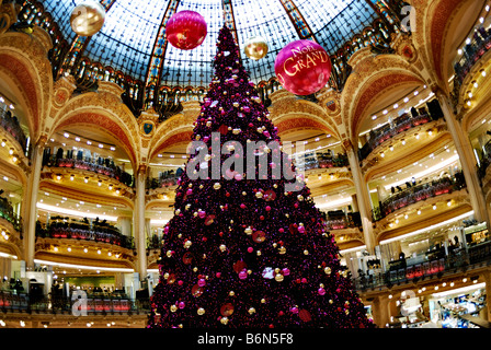 Paris France, Shopping 'Galeries lafayette' français, grand magasin, décoration de Noël sur l'arbre, à l'intérieur Atrium Banque D'Images