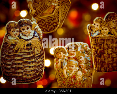 Décorations victoriennes en vedette de jeunes enfants dans des paniers différents Banque D'Images