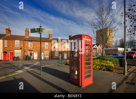 Old fashioned red telephone box à l'angle de Westgate et Burton Road, Lincoln Banque D'Images