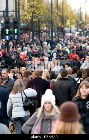 Shoppers sur Oxford Street, London, England, UK Banque D'Images