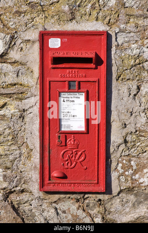 Boîte aux lettres dans un mur de pierre à St Mawes, Roseland, Cornwall Banque D'Images