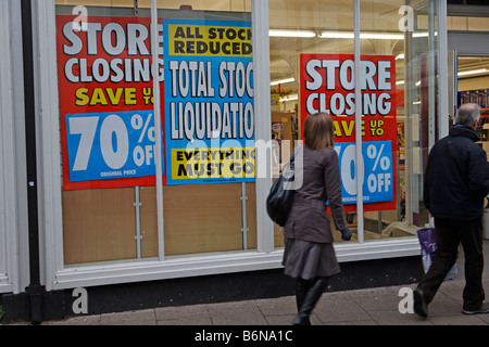 Magasin Woolworths avec déstockage ventes fermeture Avis importants la veille de Noël Woodbridge Suffolk Angleterre Banque D'Images