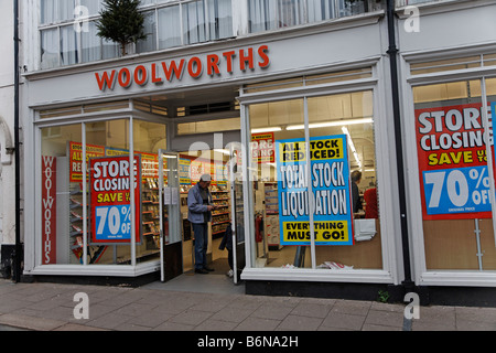 Magasin Woolworths avec déstockage ventes fermeture Avis importants la veille de Noël Woodbridge Suffolk Angleterre Banque D'Images