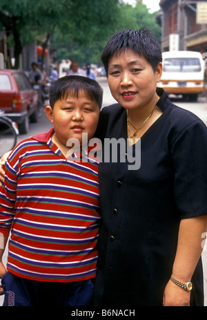 Les Chinois la mère et le fils pose pour la photographie appareil photo Beijing Beijing Chine Asia Municipalité Banque D'Images