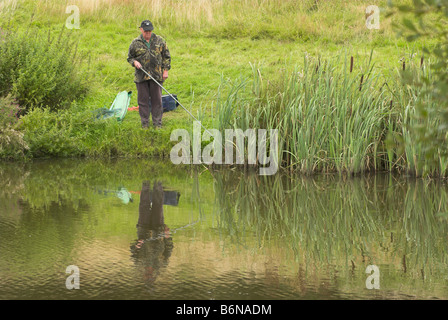 Pêche grossiers sur l'un des trois lacs à Borde Hill Gardens dans le West Sussex. Banque D'Images