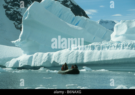 Croisière Zodiac entre les icebergs dans Pleneau Bay, au sud de l'Antarctique, Canal Lemaire Banque D'Images