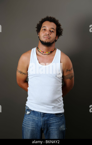 Portrait de jeune homme latin grave avec les mains sur l'arrière Banque D'Images