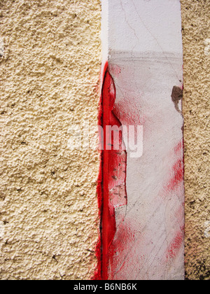 Pilier brisé peint en rouge Banque D'Images