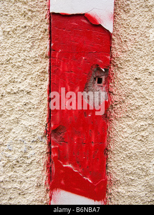Pilier brisé peint en rouge Banque D'Images