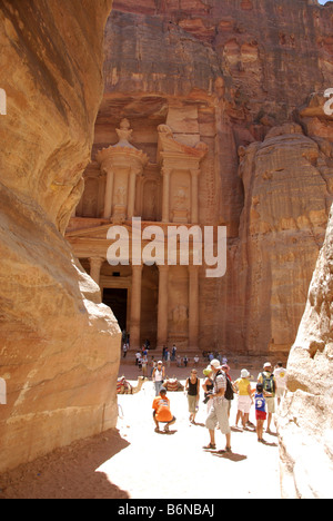 Le bâtiment en grès sculpté du Trésor à Petra, vue de la Siq canyon, Wadi Musa, Jordan Banque D'Images