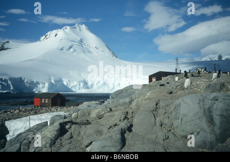 L'ancienne base scientifique britannique à Port Lockroy, avec la péninsule Antarctique manchots sur les rochers en face Banque D'Images