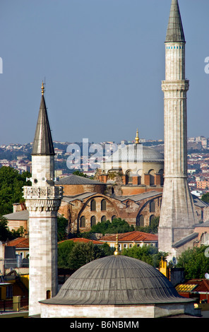 Istanbul, Sainte-Sophie (Hagia Sophia) encadrée par des minarets Banque D'Images