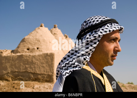 Turk arabe commerçant d'Harran Maison de la culture avec le village d'Harran maisons de brique de boue ruche adobe Banque D'Images