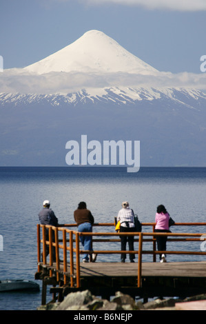 Aux personnes bénéficiant d'une vue sur volcan Osorno sur le Lago Llanquihue de Puerto Varas Banque D'Images