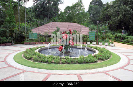 Sculpture fontaine avec de l'Hibiscus rosa Sinensis ( Bendahara, Rose de Chine, Shoeflower ), le jardin d'Hibiscus de Kuala Lumpur Banque D'Images