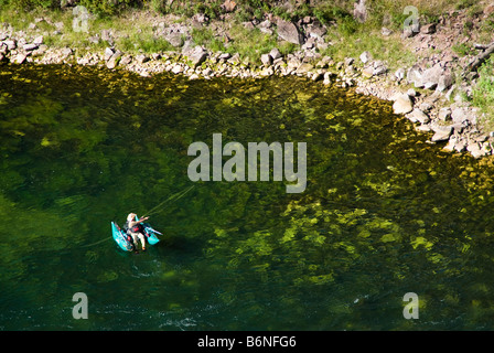 La pêche sur la rivière verte au-dessous du barrage de Flaming Gorge Banque D'Images