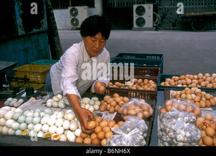 1, l'un, femme chinoise, femme adulte, de l'alimentation, de l'alimentation vendeur vendeur, vendeur de rue, des oeufs, du vendeur, du vendeur de vendre des œufs frais de la ferme, marché, Beijing, Chine Banque D'Images