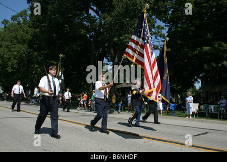 Les anciens combattants des guerres étrangères parade marching in USA Banque D'Images