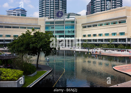 Centre commercial Suria sous les tours jumelles Petronas à Kuala Lumpur Banque D'Images