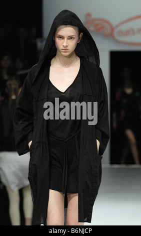 Modèle des femmes de porter des vêtements par Thérèse P. Rawsthorne à Melbourne Spring Fashion Week (MSFW), de l'ombre Banque D'Images