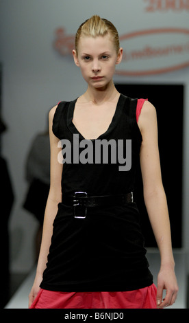 Modèle des femmes de porter des vêtements par Thérèse P. Rawsthorne à Melbourne Spring Fashion Week (MSFW), de l'ombre Banque D'Images