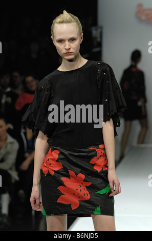 Modèle des femmes de porter des vêtements par Thérèse P. Rawsthorne à Melbourne Spring Fashion Week (MSFW), de l'ombre Banque D'Images