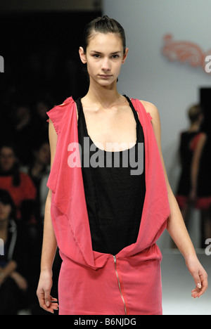 Modèle des femmes de porter des vêtements par Thérèse P. Rawsthorne à Melbourne Spring Fashion Week (MSFW), de l'ombre Banque D'Images