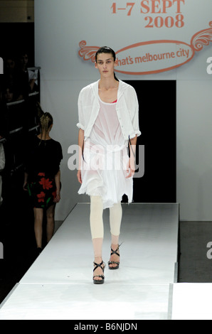 Modèle des femmes de porter des vêtements par Thérèse P. Rawsthorne à Melbourne Spring Fashion Week (MSFW), de l'ombre Banque D'Images